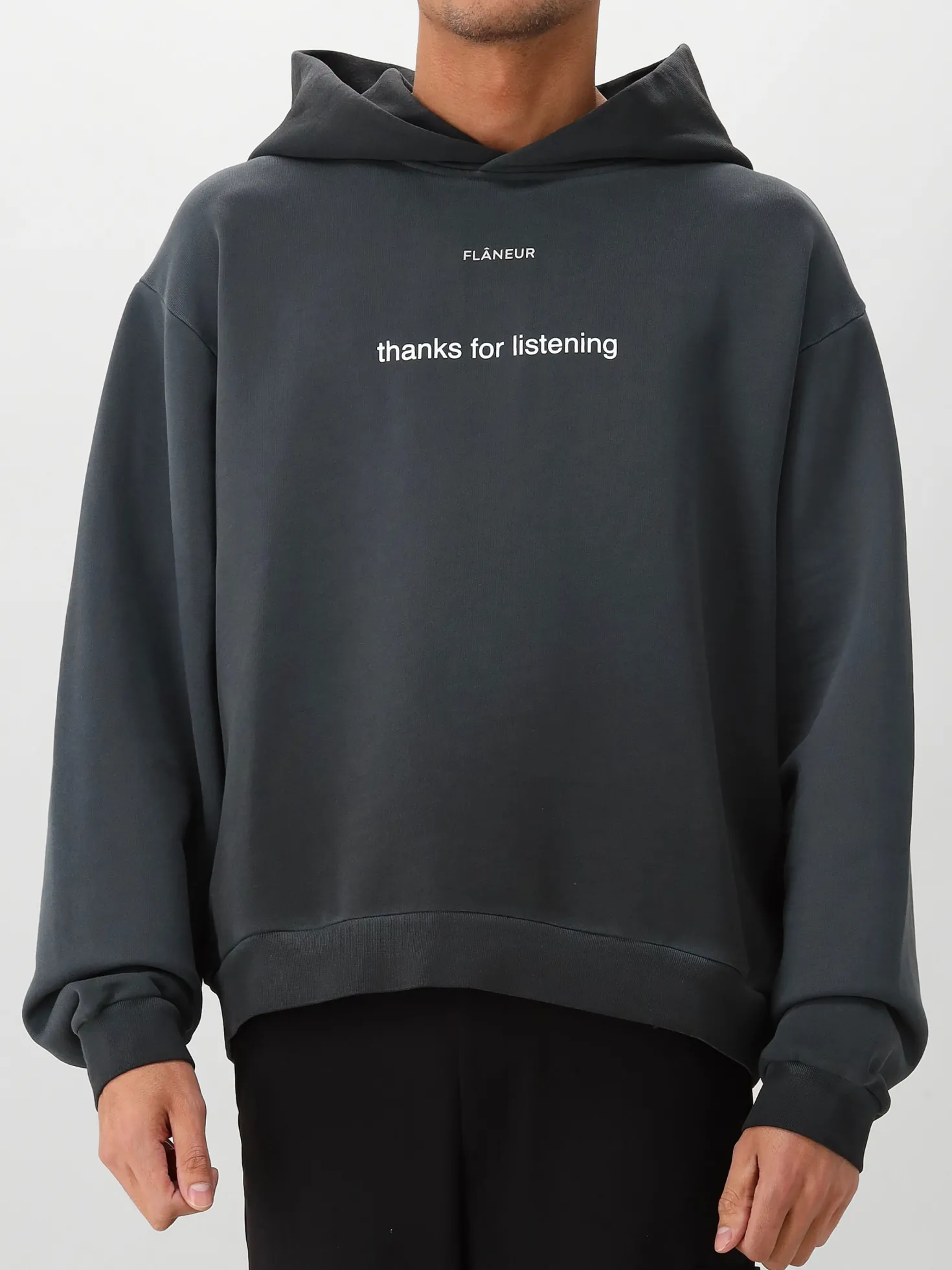 Flâneur Hoodie Zwart Listening