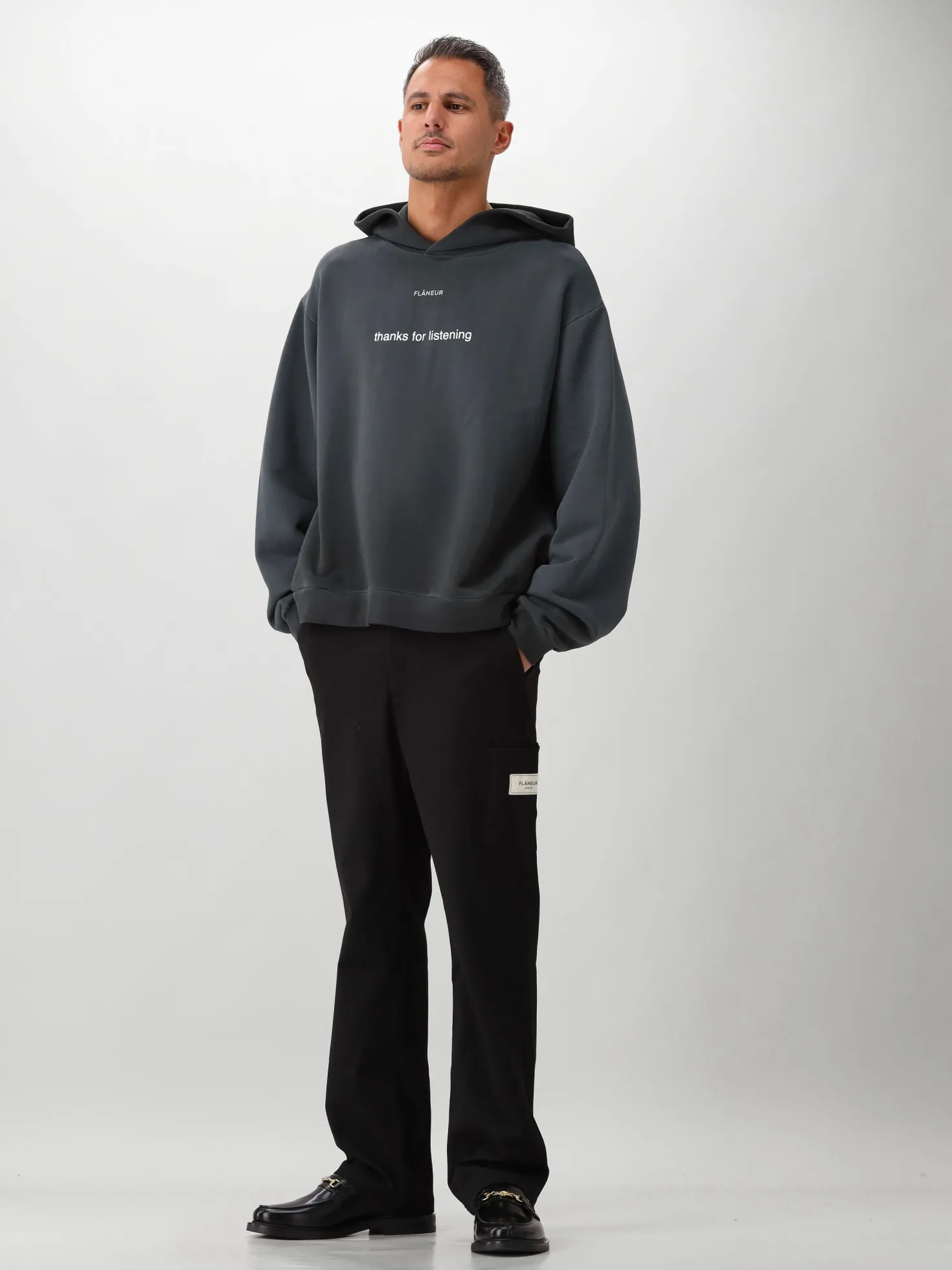 Flâneur Hoodie Zwart Listening