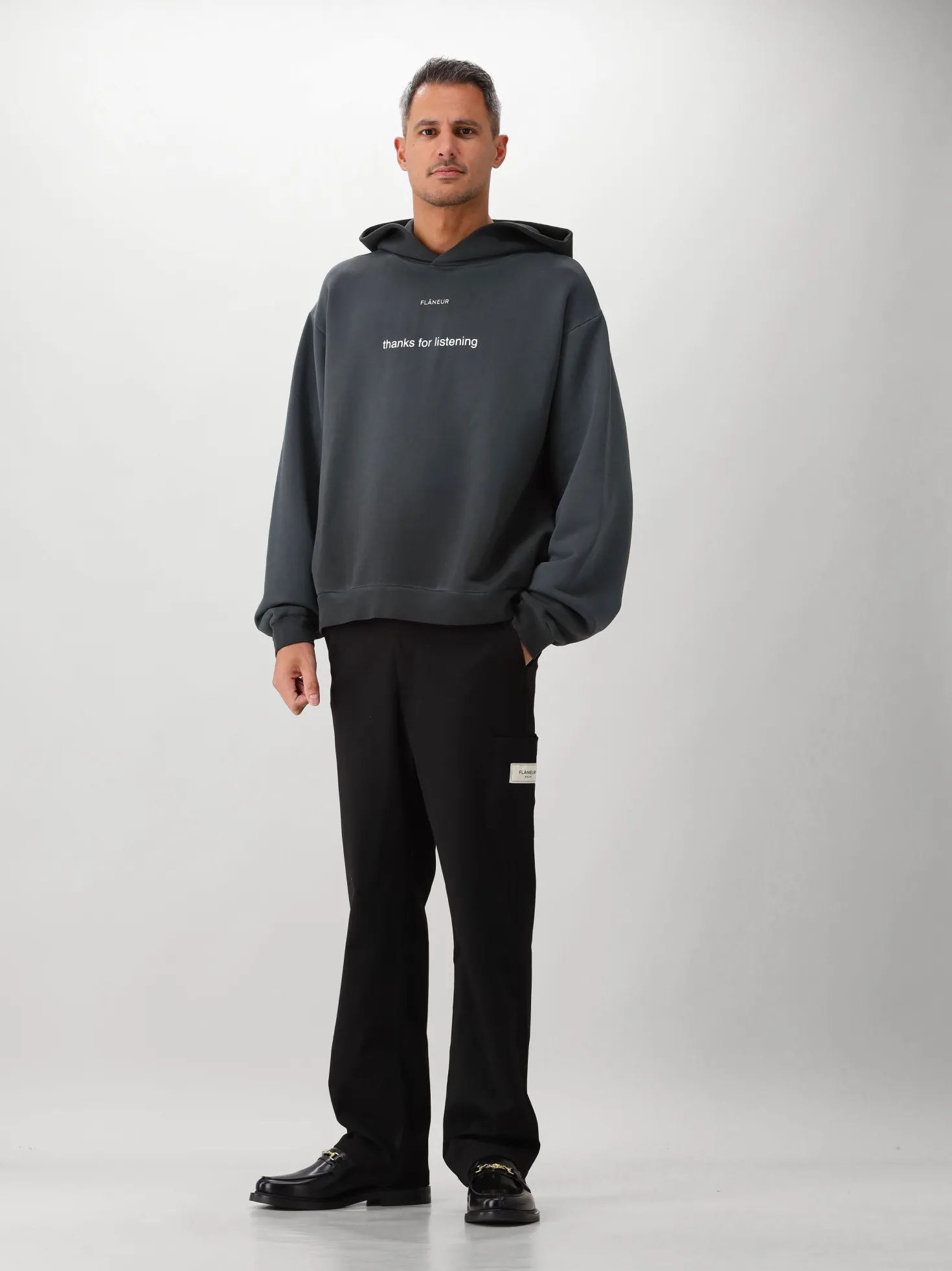 Flâneur Hoodie Zwart Listening